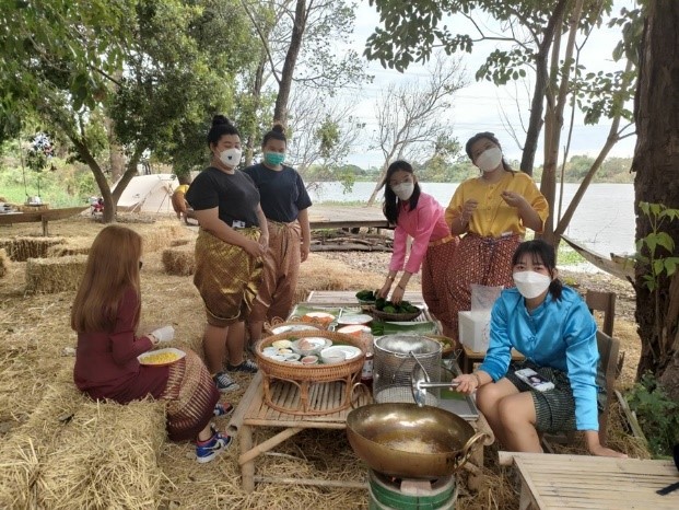 นักศึกษาร่วมต้อนรับชาวต่างชาติและสาธิตการทำขนมไทยและดำนา